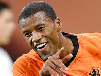 Pemain Belanda, Georginio Wijnaldum, melakukan selebrasi usai mencetak gol ke gawang Bosnia and Herzegovina pada laga UEFA Nations League di Johan Cruyff ArenA, Senin (16/11/2020). Belanda menang dengan skor 3-1. (John Thys/Pool via AP)