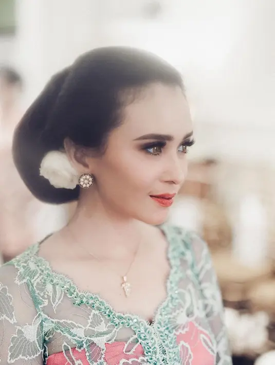 Potret penampilan Ayushita saat prosesi langkahan. Ayu tampil cantik dan anggun dengan kebaya Jawa lengkap dengan rambut di sanggul. Sedangkan bawahan memadukan dengan kain jarik. [Instagram/ayushita]