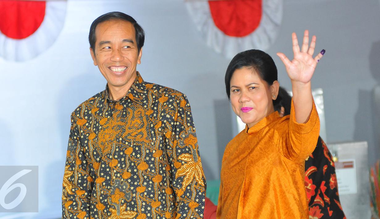 Presiden Joko Widodo bersama Ibu negara Iriana menyapa awak media usai mencoblos pada Pilkada DKI 2017 di TPS IV, Jakarta, Rabu (15/2). Jokowi menggunakan hak suara untuk pemilihan Gubernur DKI Jakarta. (Liputan6.com/Angga Yuniar)