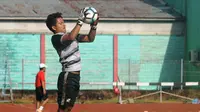 Eks kiper Semen Padang U-21, Fajar Abdillah, akan menggantikan pemain Sragen United yang diskors dua bulan oleh Komdis PSSI. (Bola.com/Ronald Seger)