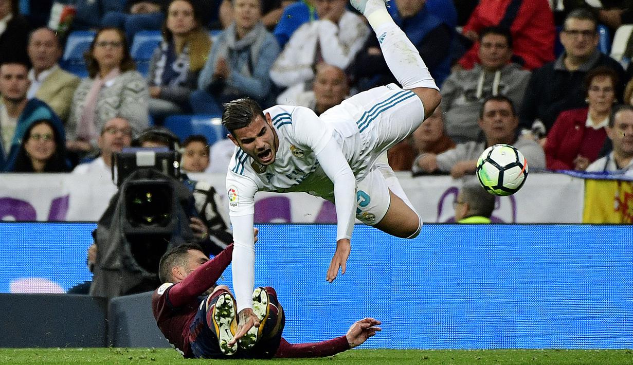 Aksi pemain Eibar, Arbilla menghalau bola dar kaki pemain Real Madrid, Theo Hernandez (kanan) pada lanjutan La Liga Santander di Santiago Bernabeu stadium, Madrid, (22/10/2017). Madrid menang 3-0. (AFP/Pierre-Philippe Marcou)