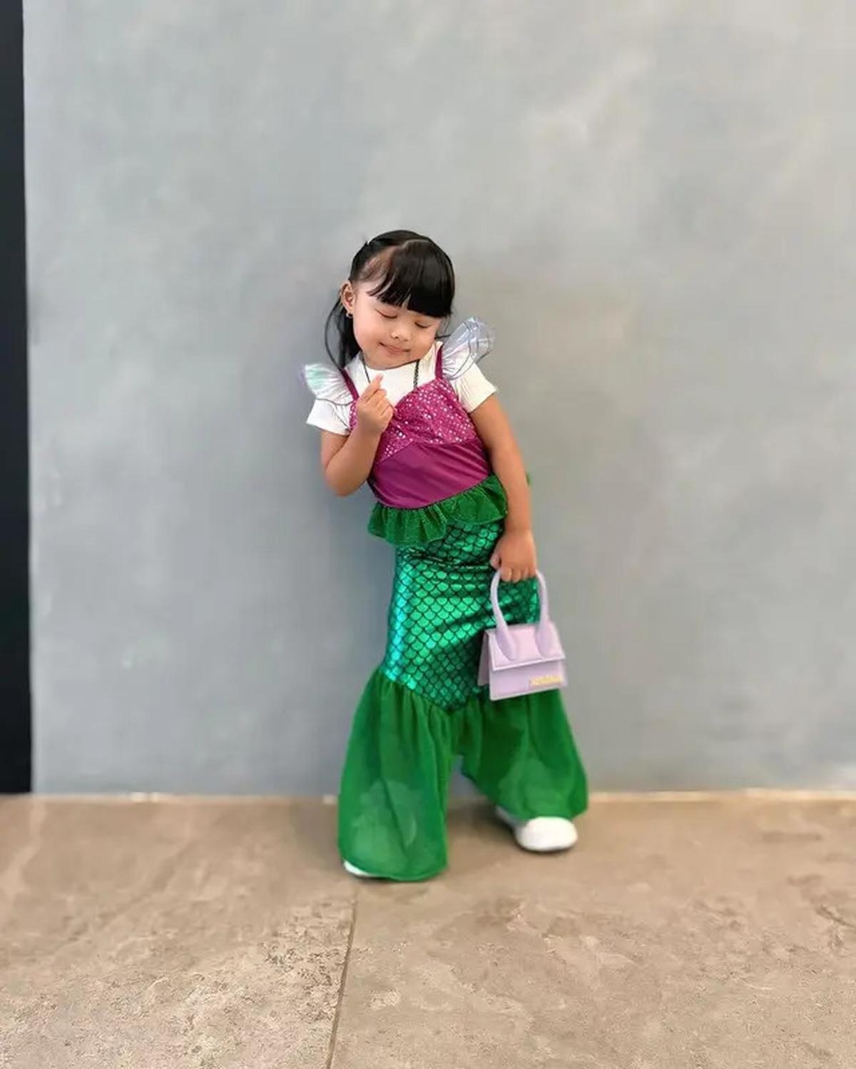 6 Pose Centil Menggemaskan Ameena Atta Jadi Mermaid Sambil Tenteng Tas Branded Seharga Rp11 Jutaan