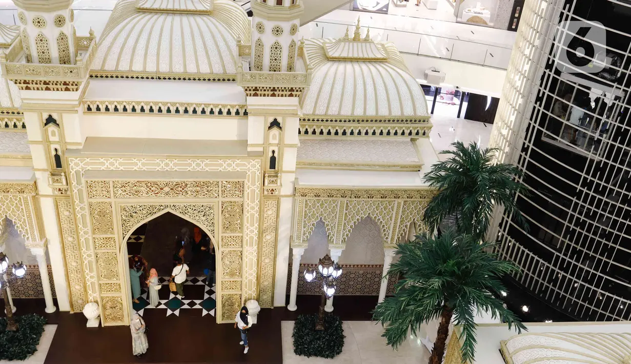 Pengunjung melihat-lihat instalasi Istana Alhambra di Mal Senayan City, Jakarta Pusat, Kamis (15/4/2022). Instalasi megah setinggi 14 meter itu merupakan perwujudan dari tema The Divine Ramadan yang dibuat untuk menyemarakkan bulan puasa. (Liputan6.com/Herman Zakharia)