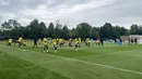 Pemain Timnas Ghana melakukan latihan peregangan dinamis saat sesi latihan di Bryant University, Rhode Island, Amerika Serikat, Senin (22/6/2026), sebagai persiapan menghadapi Inggris pada laga Grup L Piala Dunia 2026. (KLY Sports/Hery Kurniawan/Adv/Powerade)