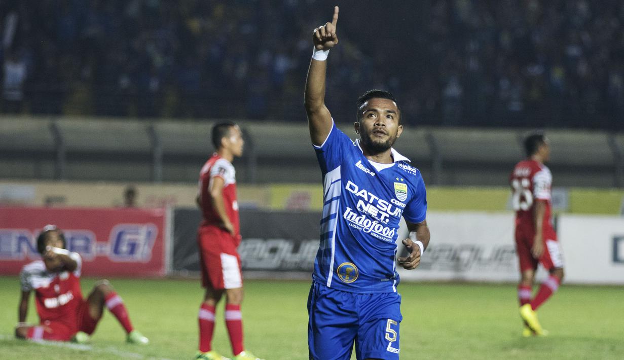 Penyerang Persib, Zulham Zamrun, merayakan gol yang dicetaknya ke gawang Martapura FC dalam lanjutan Piala Presiden 2015 di Stadion Si Jalak Harupat, Bandung. Kamis (10/9/2015). (Bola.com/Vitalis Yogi Trisna)