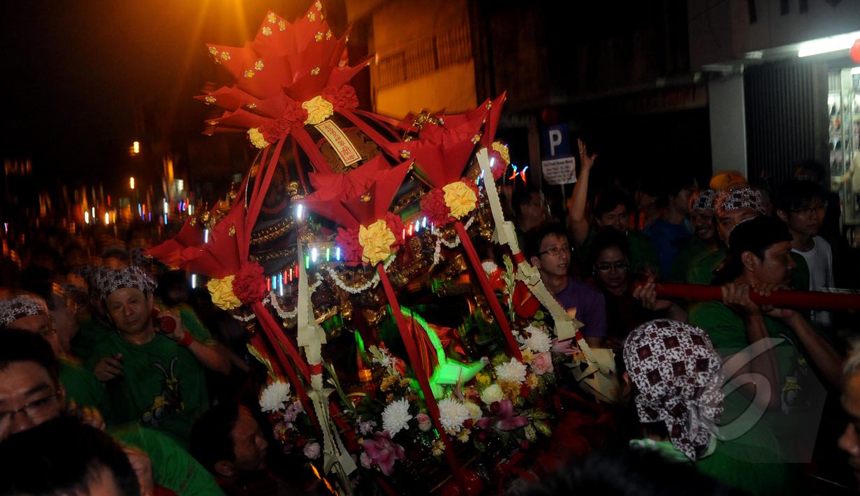 Sejumlah warga menandu patung dewa saat malam perayaan Cap Go Meh di Bogor, Jawa Barat, Kamis (5/3/2015). Malam perayaan Cap Go Meh di Kota Bogor berlangsung meriah. (Liputan6.com/Helmi Fithriansyah)