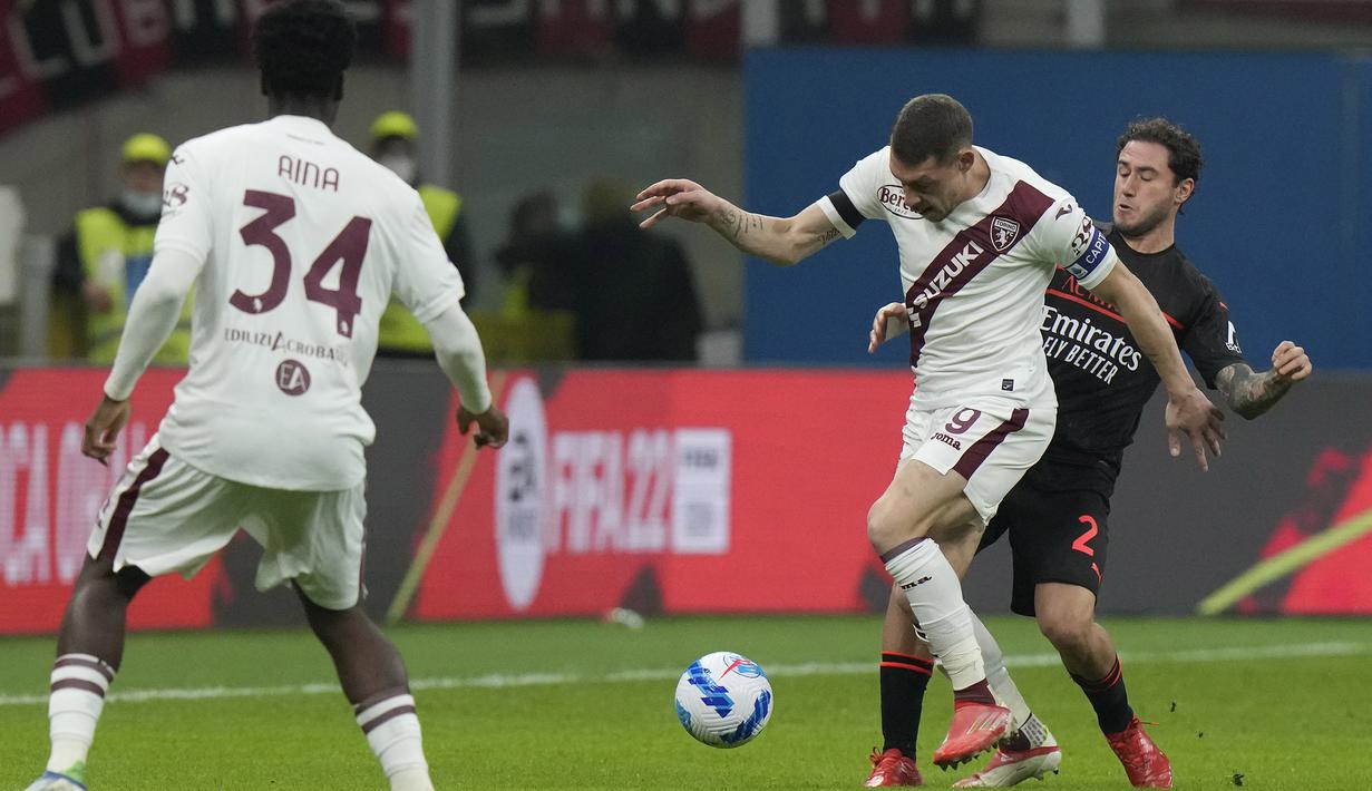 Meski bertindak sebagai tamu, Torino tampil dominan di awal babak pertama. Namun, Andrea Belotti dan kawan-kawan masih kesulitan menembus barisan pertahanan AC Milan. (AP/Luca Bruno)