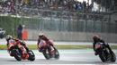 Memulai balapan dari posisi ke-7, Miguel Oliveira (kiri) langsung mengambil alih pimpinan dari Fabio Quartararo (kanan) yang menempati pole position di lap kedua. (AP/Achmad Ibrahim)