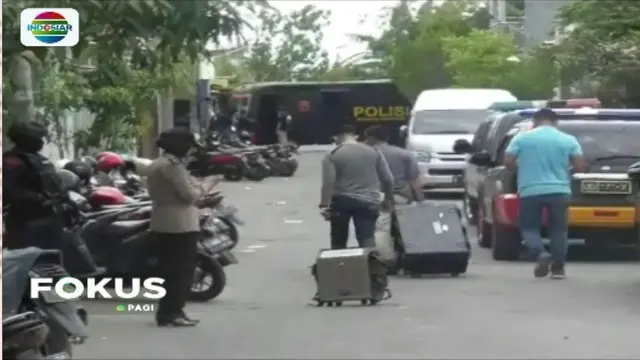 Tim Densus 88 dan Gegana Polda Jawa Timur menggeledah rumah pelaku teror di Mapolresta Surabaya. Petugas menemukan masih ada bom aktif di dalam rumah pelaku.