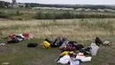 Tas dan koper milik penumpang MH17 tampak berserakan dilokasi jatuhnya pesawat di wilayah Donetsk, Ukraina, Jumat (18/7/14). (REUTERS/Maxim Zmeyev)