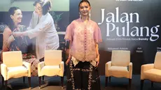 Aktris Sheila Dara Aisha menyampaikan pandangannya tentang makna kebaya saat konferensi pers film pendek Jalan Pulang di Jakarta, Rabu (22/7/2026). Menurutnya, kebaya telah menjadi bagian dari berbagai momen penting bersama keluarga sejak masa kecil. (KLY/Budy Santoso)