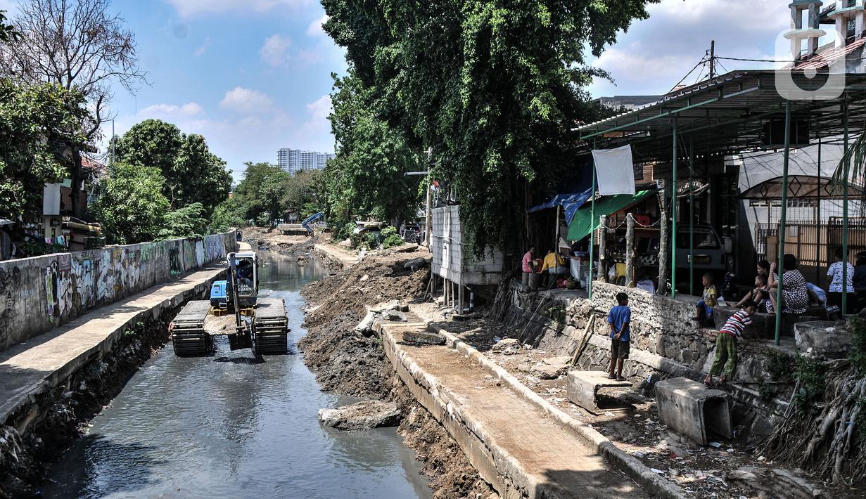 Petugas Sudin SDA Jakarta Pusat menggunakan alat berat saat pengerukan lumpur di Kali Sentiong, Kecamatan Johar Baru, Rabu (22/9/2021). Pengerukan lumpur Kali Sentiong sekaligus mencegah banjir di kawasan tersebut yang kerap terjadi saat musim hujan. (merdeka.com/Iqbal S. Nugroho)