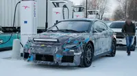 Meluncur Sebentar Lagi, Mobil Listrik Pertama Ferrari Kepergok Isi Baterai (Carscoops)