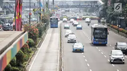 Bus Transjakarta melintas di kawasan Sudirman, Jakarta, Rabu (11/7). Pemprov DKI menyiapkan 1.500 bus Transjakarta untuk mendukung mobilitas warga, atlet, offisial, hingga jurnalis peliput pertandingan Asian Games di Jakarta. (Liputan6.com/Faizal Fanani)