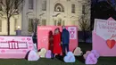 Presiden AS Joe Biden dan Ibu Negara Jill Biden melihat dekorasi Hari Valentine di halaman utara Gedung Putih di Washington, DC, pada 14 Februari 2024. (Jim WATSON/AFP)