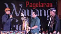 Menteri BUMN Erick Thohir mendapat hadiah golek Yudhistira saat menghadiri pertunjukan wayang bersama sejumlah seniman Jawa Barat. (Istimewa)