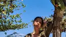 Anya Geraldine berpose mengenakan bikini berwarna biru di pantai Sanur, Bali. Mantan kekasihnya Okky Raditya ini sempat berurusan dengan KPAI atas konten vulgar di dalam vlognya. (Liputan6.com/IG/@anyageraldine)