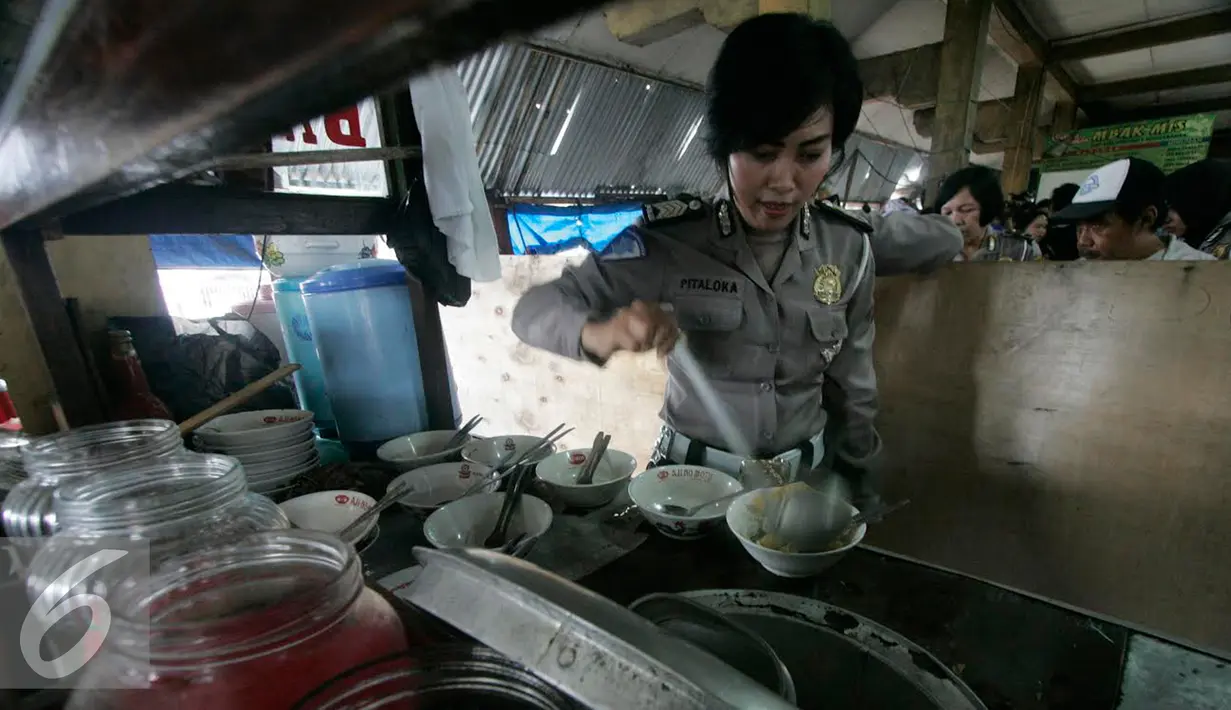 Warung Polisi Gratis Dirlantas Polda DIY dibuka untuk masyarakat pada HUT Polantas ke 61 dengan menyediakan 550 porsi,Yogyakarta, Kamis (22/9). (Liputan6.com/ Boy Harjanto)