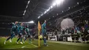 Striker Real Madrid, Cristiano Ronaldo, melakukan selebrasi usai mencetak gol ke gawang Juventus pada laga Liga Champions di Stadion Allianz, Selasa (3/4/2018). Juventus takluk 0-3 dari Real Madrid. (AFP/Marco Bertorello)
