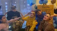 Momen Daus Mini akur dengan manta istri di acara khitan anak. (Sumber: YopuTube/Indosiar)