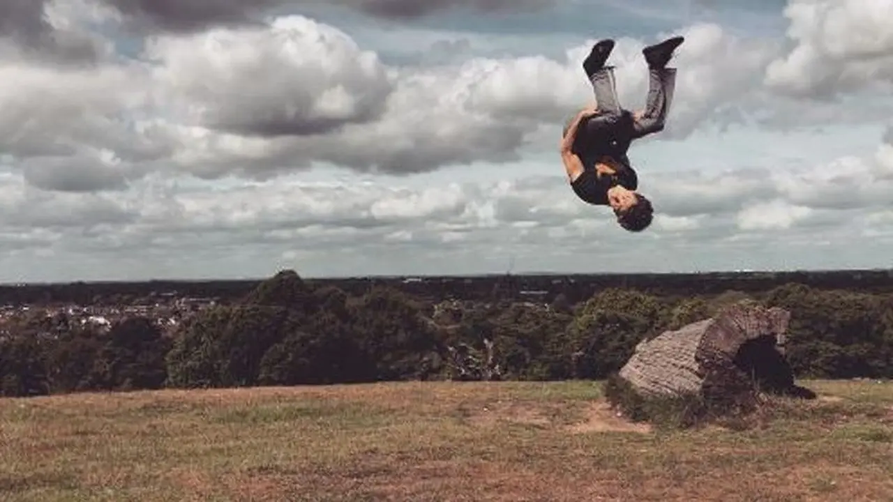 Perankan Peter Parker dalam Spider-Man: Homecoming, Tom Holland latihan akrobatik. (Foto: www.instagram.com/tomholland2013/)