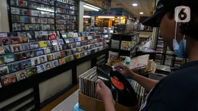 Penjual Piringan Hitam, CD dan Kaset Pita Bertahan di Era Digital dan Pandemi