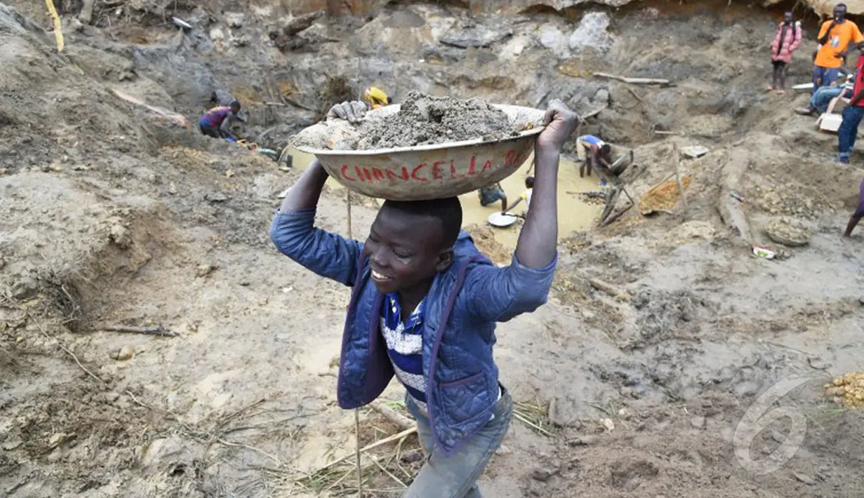 Para bocah ini menghabiskan waktunya untuk mencari butiran emas dari pagi hingga sore hari, Afrika Tengah (AFP PHOTO / ISSOUF SANOGO)