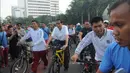Presiden  Joko Widodo (Jokowi) bersepeda di kawasan Car Free Day, Jakarta, Minggu (23/11/2014) (Liputan6.com/Herman zakharia)
