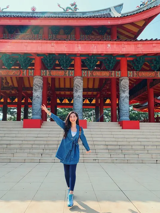 Tak hanya tampil girly, Abel juga menyukai outfit yang lebih casual dengan memakai kemeja denim, celana navy dengan sepatu yang senada. (Liputan6.com/IG/@abellyc)
