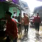 Calon Wali Kota Palembang M Akbar Alfaro menyambangi acara pernikahan warga yang digenangi banjir (Istimewa)