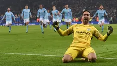 Kiper Manchester City, Claudio Bravo berselebrasi usai timnya menang atas Leicester City lewat adu penalti pada perempat final Piala Liga Inggris di King Power Stadium, Selasa (19/12). Pada babak adu penalti, City menang dengan skor 4-3. (PAUL ELLIS/AFP)