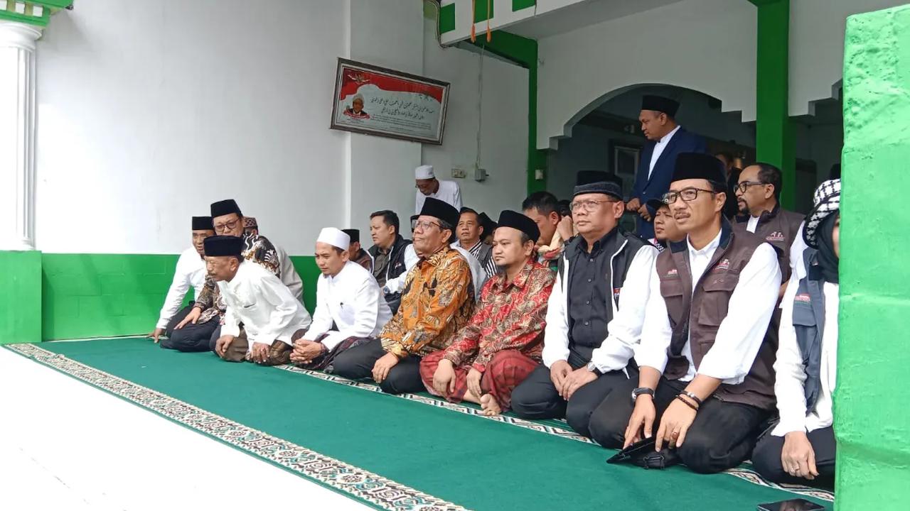 Mahfud kemudian mengutip surah Al Alaq yang pertama kali diturunkan berbunyi.<br>