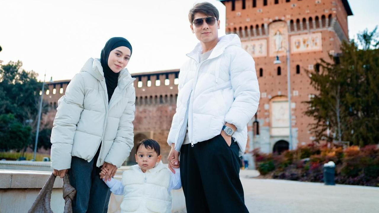 Potret Lesti dan keluarga di Italia tak luput dari perhatian netizen. Mereka menuliskan berbagai komentar.<br>
