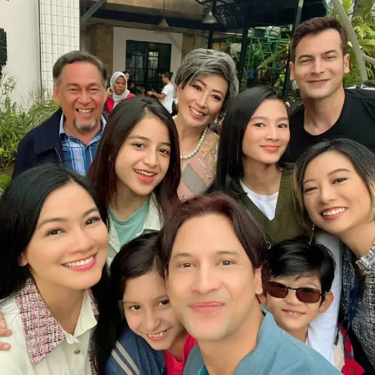 6 Potret Kenangan Joshua Pandelaki dengan Rekan Selebriti, Artis Senior yang Hangat