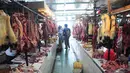 Pemerintah menjaga harga daging sapi tak lebih dari Rp.100 ribu/kg. Para pedagang menggantungkan daging sapi yang siap ditawarkan kepada calon pembeli, Pasar Senen, Jakarta, Rabu (25/6/2014) (Liputan6.com/Faizal Fanani)