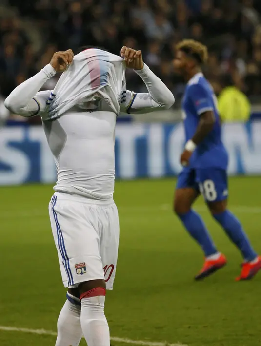 Eksperesi pemain Olympique Lyon, Alexandre Lacazette setelah gagal memanfaatkan tendangan penalti yang berhasil dihalau penjawa gawang Buffon, Lyon, Perancis (18/10). Berkat penyelamatan Buffon, Juve berhasil menang 0-1 atas Lyon. (Reuters/Robert Pratta)