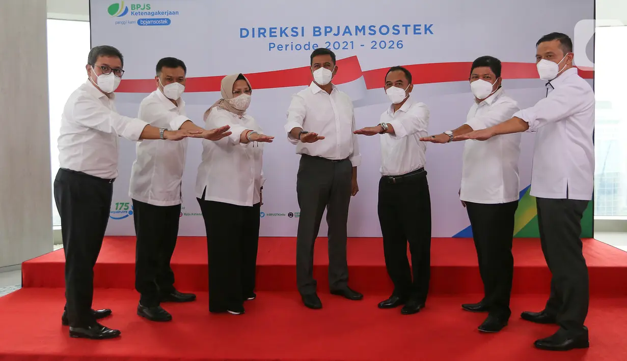 Jajaran Direksi BP Jamsostek saat perkenalan direksi periode 2021-2026 di Plaza BP Jamsostek, Jakarta, Selasa (23/02/2021). Direksi periode 2021-2026 berharap mampu mewujudkan visi dan misi dalam mengelola dana pekerja dan memberikan pelayanan terbaik yang optimal. (Liputan6.com/Fery Pradolo)