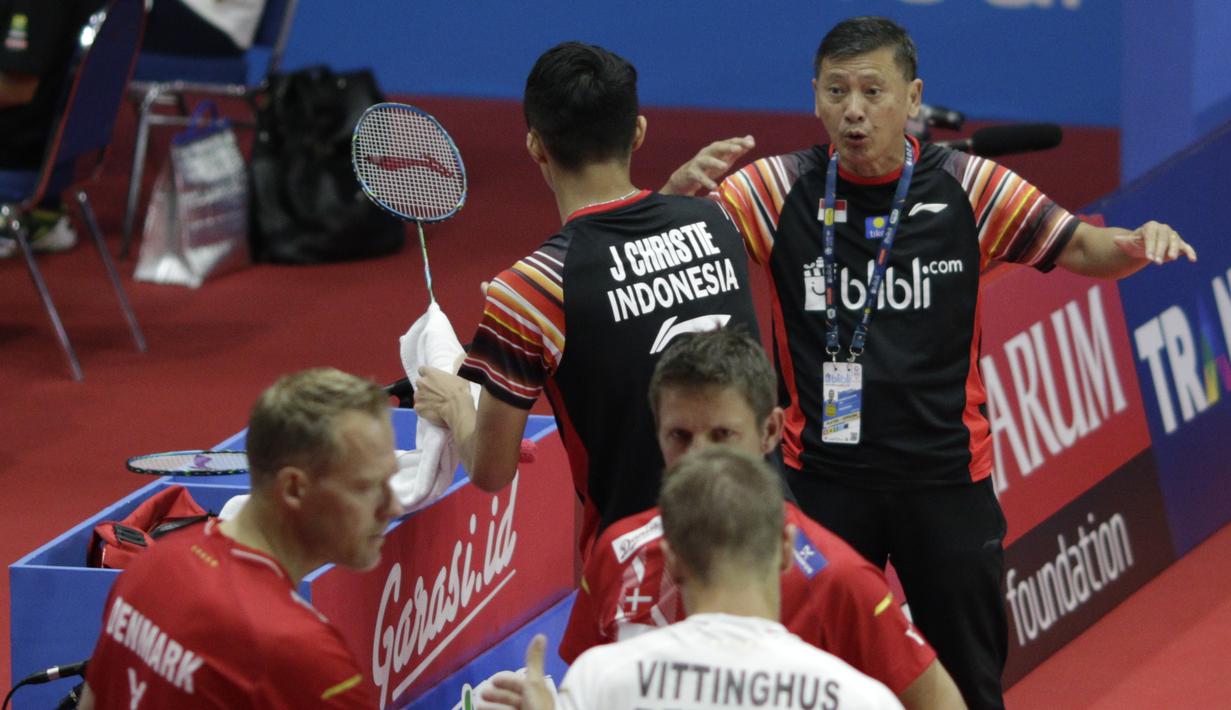 Pelatih Indonesia, Hendry Saputra, memberi arahan kepada Jonatan Christie, saat melawan wakil Denmark, Hans-Kristian Solberg Vittinghus, pada Indonesia Open 2019 di Istora, Jakarta, Kamis (18/7). Jonatan menang 22-20, 21-13. (Bola.com/M Iqbal Ichsan)