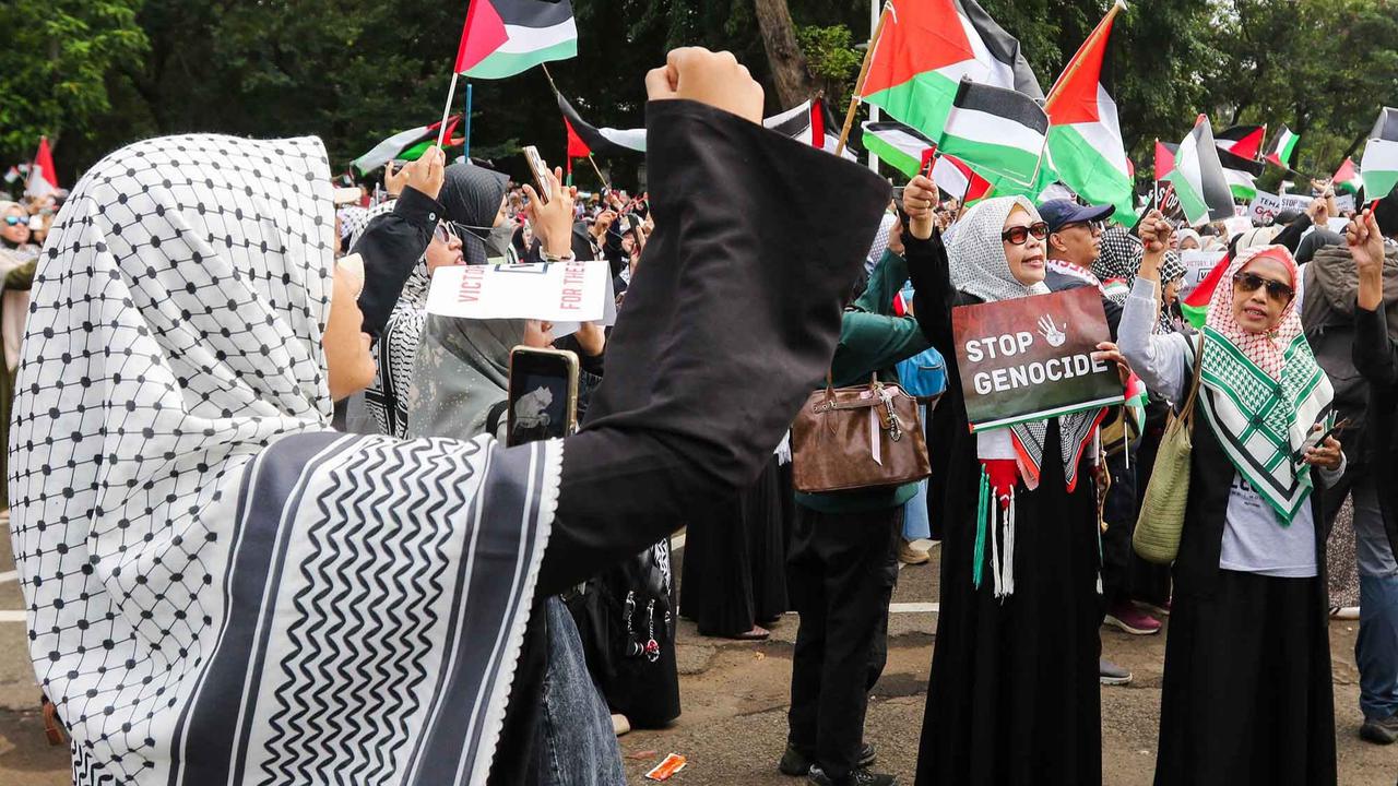 FOTO: Massa Membakar Replika Bendera Israel Saat Aksi Bela Palestina di Depan Kedubes AS Jakarta