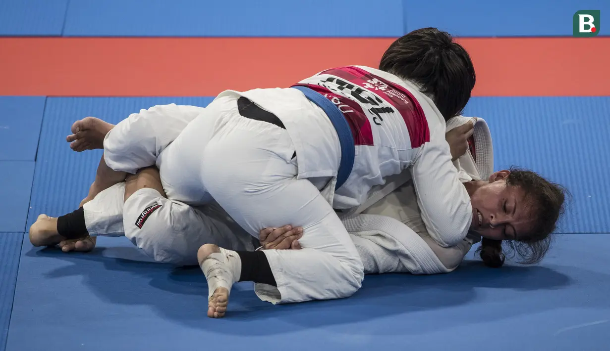 Atlet ju-jitsu Indonesia, Simone Julia, saat melawan atlet Mongolia, Udval Tsogkhuu, pada perebutan perunggu Asian Games XVIII di JCC Senayan, Jakarta, Sabtu (25/8/2018). Kalah, dirinya gagal mendapatkan medali. (Bola.com/Vitalis Yogi Trisna)
