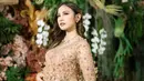 <p>Kebaya hamil Mahalini begitu memikat, dengan model peplum, siluet nyaman hadirkan gaya maksimalis. [Foto: Instagram/ Asky Febrianti]</p>
