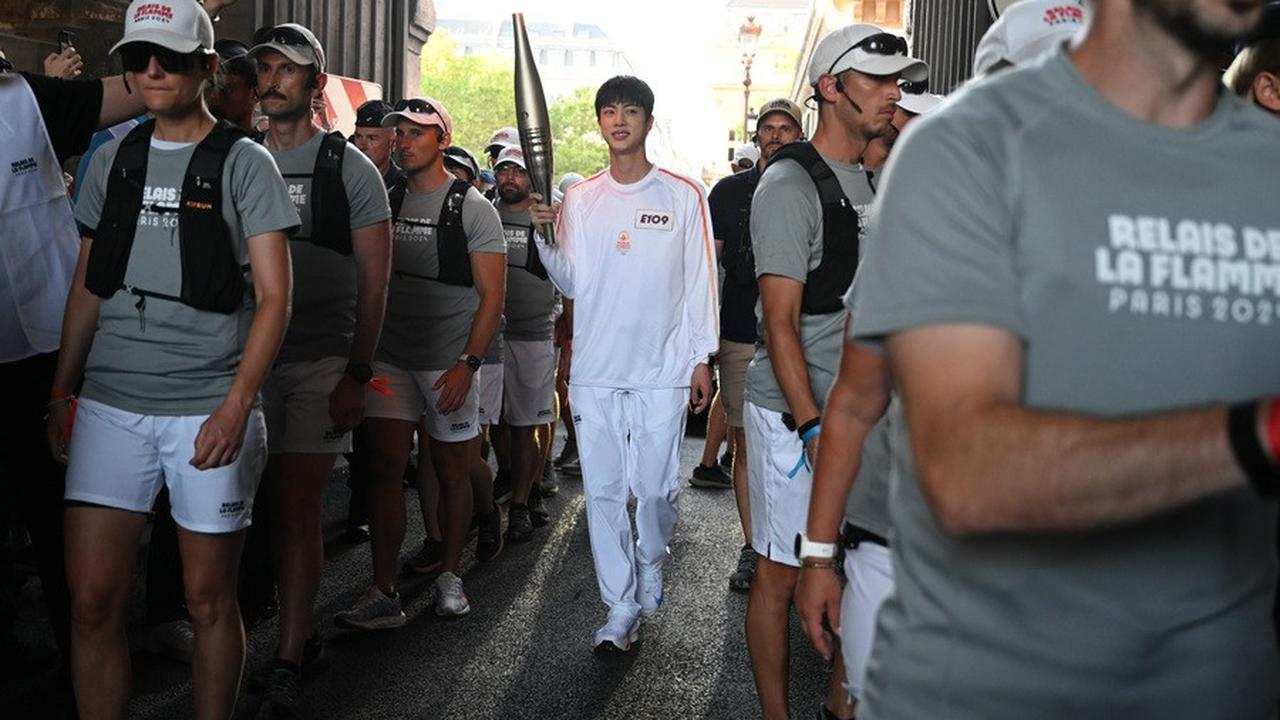 Jin juga berharap atlet timnas Korea yang berpartisipasi dalam Olimpiade bisa mencapai hasil terbaik atas kerja keras mereka.