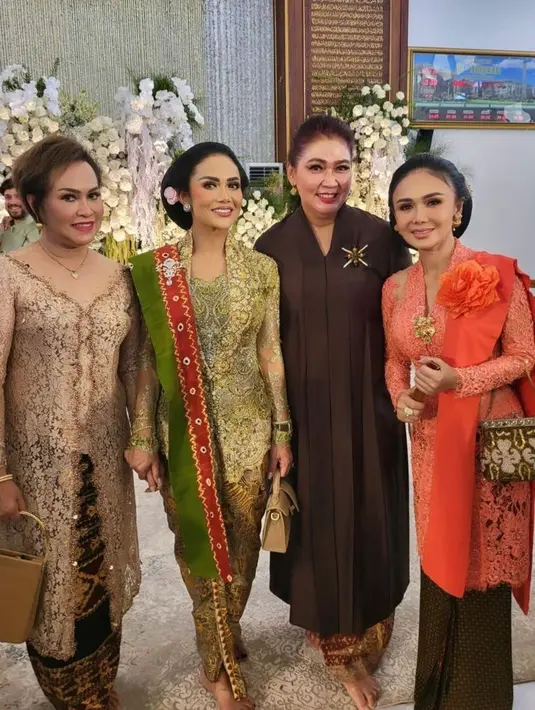 Kebaya Yuni Shara dipadukan kain batik coklat sebagai bawahan dan dipermanis dengan bros emas sebagai aksesori.  [@krisdayantilemos/@yunishara36].