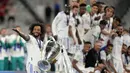 Meski tak diturunkan oleh Carlo Ancelotti untuk bermain, Marcelo tetap berkesempatan untuk memegang trofi Si Kuping Besar sebagai kapten Los Blancos. (AP/Kirsty Wigglesworth)