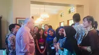 Dubes AS Donovan berbincang dengan para alumni YES yang baru saja sampai di tanah air (Liputan6.com/Siti Khotimah)