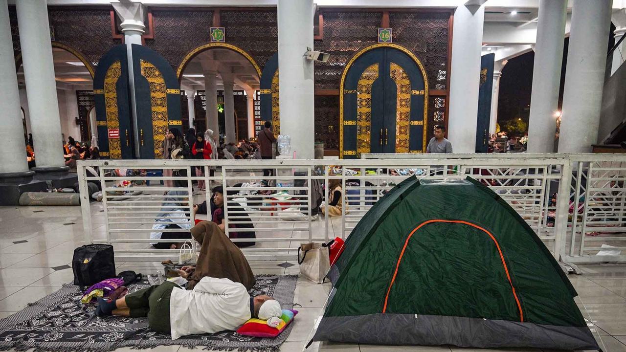 FOTO: Itikaf Mengharapkan Kemulian Malam Lailatu Qodar di Mesijd Al Akbar Surabaya