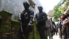 Dalam operasi ini, aparat gabungan TNI dan Polri menemukan sejumlah barang bukti.di sebuah tempat persembunyian sekaligus tempat pelatihan Santoso cs di Tangkura / Poso Pesisir Selatan.