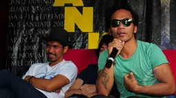 Personel grup band Slank, Kaka (kanan) memberi keterangan pers di Gang Potlot, Jakarta, Minggu (22/3). Slank mengklarifikasi bahwa Abdee Negara sedang cuti karena sakit gagal ginjal yang diderita Abdee. (Liputan6.com/Yoppy Renato)