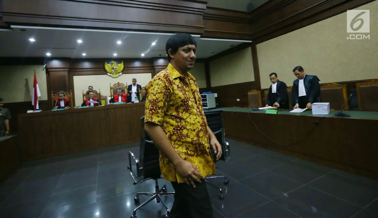 Ketua AMPG, Fahd El Fouz meninggalkan ruangan usai menjalani sidang perdana dengan agenda pembacaan dakwaan kasus dugaan korupsi proyek pengadaan Alquran di Pengadilan Tipikor, Jakarta (13/7). (Liputan6.com/Helmi Afandi)