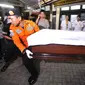 Tim SAR mengangkat jenazah diduga korban pesawat AirAsia QZ8501. (AntaraFoto)